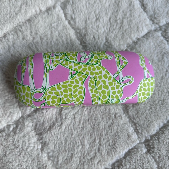 Lilly Pulitzer | Green and Pink Giraffe Print Hard Shell Eyeglass Case - Picture 4 of 9